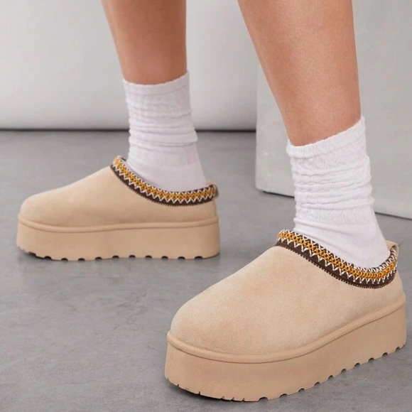 🔥 Trendy Beige Platform Mule Slippers Must Have! 💫 - Picture 3 of 4